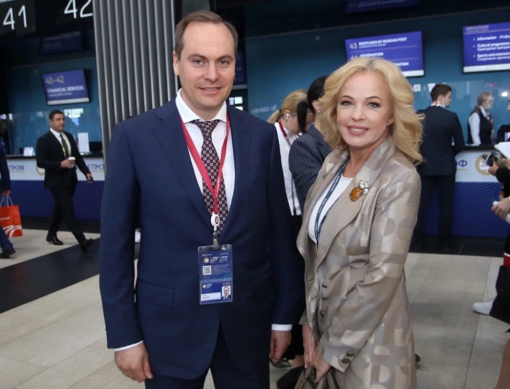 Артём Здунов провел рабочую встречу с главным управляющим партнером по городскому развитию ВЭБ.РФ Ириной Макиевой Артём Здунов провел рабочую встречу с главным управляющим партнером по городскому развитию ВЭБ.РФ Ириной Макиевой